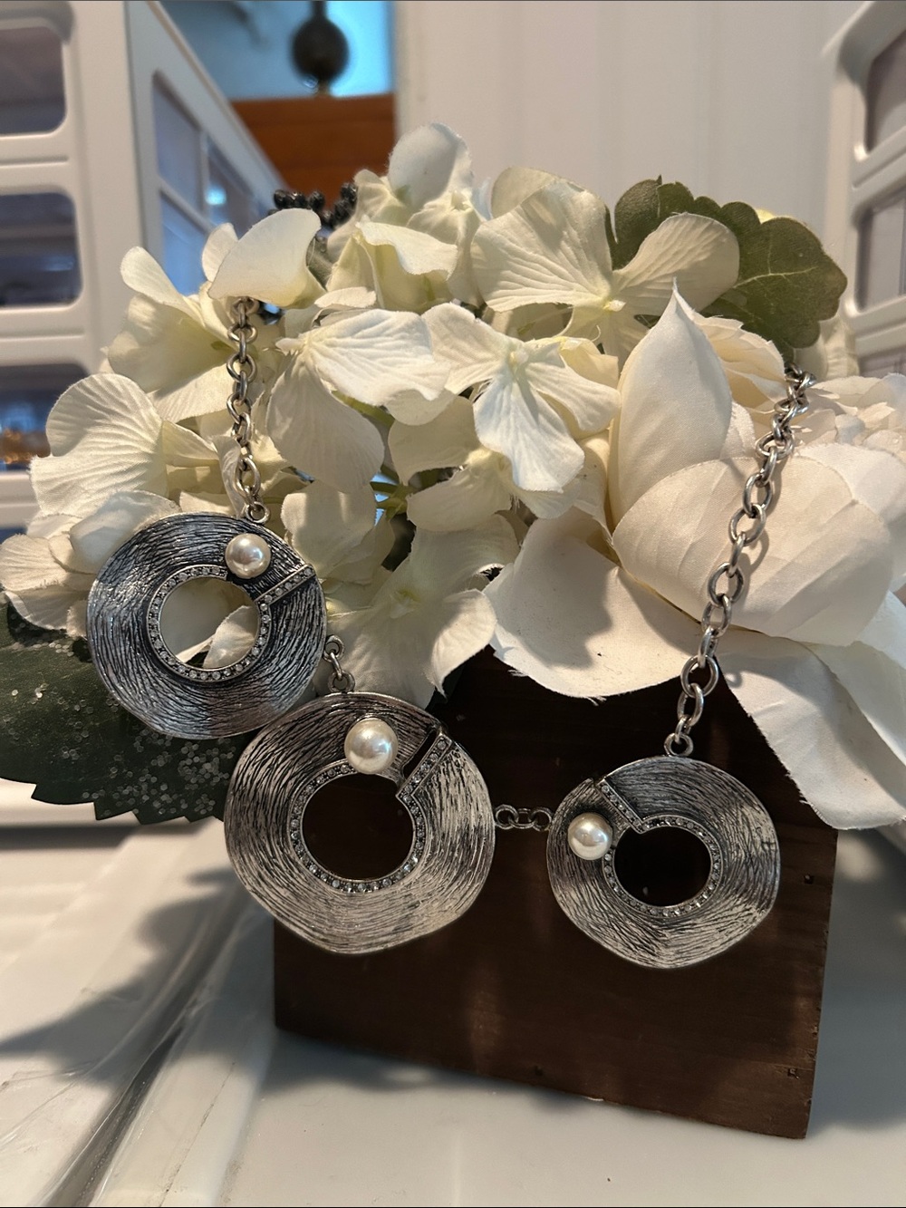 Modern Silver-Tone Pearl Circle Statement Necklace - Women Jewelry